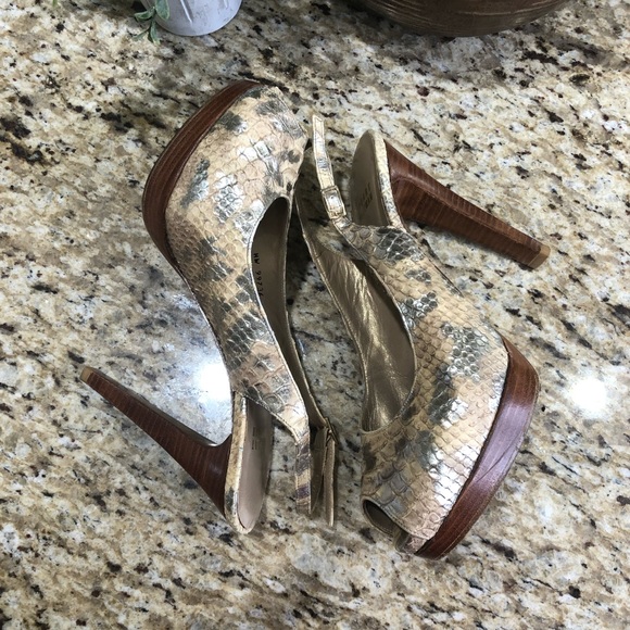 Stuart Weitzman Snakeskin Slingback Metallic & Neutral Heel Pumps 7.5 - Picture 5 of 9